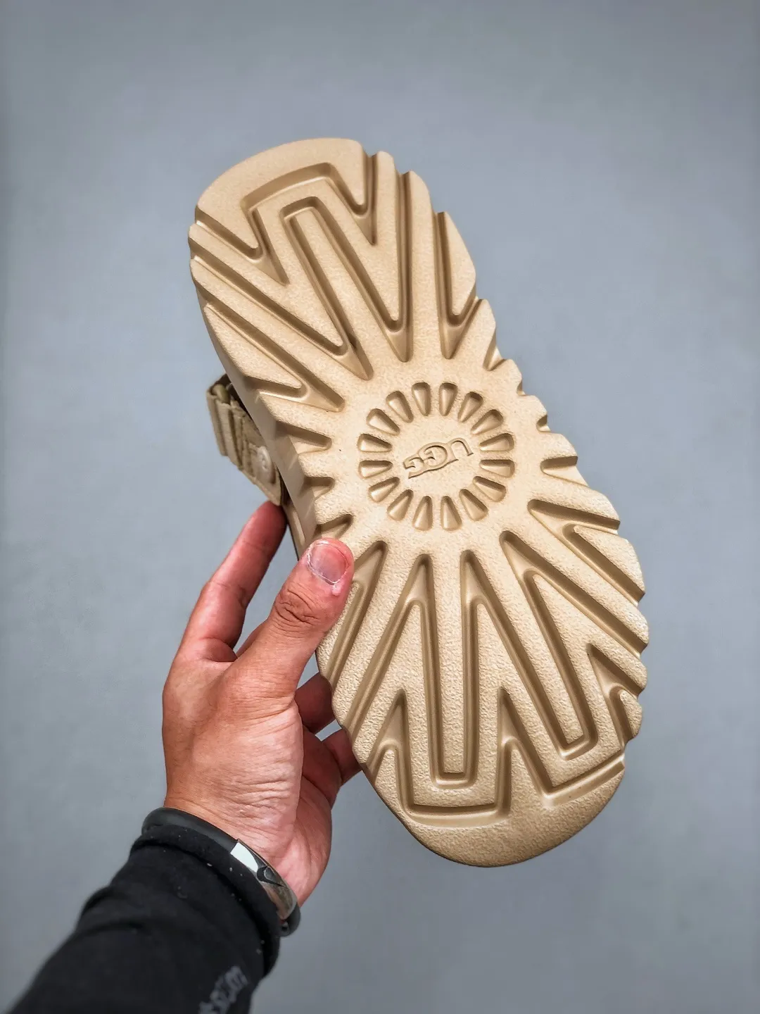 💰440 support store L/UGG summer new snow answer SKTA classic simple, comfortable and versatile, fashionable and casual, thick sole, comfortable, lightweight and breathable clog shoes, silent, wear-resistant and anti-wear. It is a vitality bomb in summer, full of youthful vitality, mesh material is breathable and light, super cool to wear in summer. Adjustable buckle design, convenient and considerate. The thick sole is non-slip and makes walking stable. Whether you are playing on the beach or strolling in the city streets, it can make you full of energy and become the center of attention ~ Size: 38-44